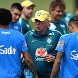 Carlo Ancelotti mit den Brasilien-Stars. © APA/afp / MAURO PIMENTEL