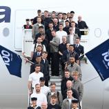 Das DFB-Team posierte vor der Abreise nach Chicago am Aufgang des Flugzeugs. © APA/afp / KIRILL KUDRYAVTSEV