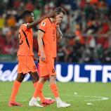 Denzel Dumfries (links) und Wout Weghorst scheiterten mit der Niederlande früh. © APA/afp / ALFREDO ESTRELLA
