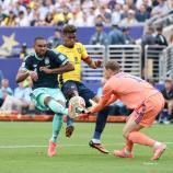 Der entscheidende Moment: Kevin Rodriguez reagiert schneller als Manuel Neuer und trifft zum Sieg. © APA / JUSTIN SETTERFIELD
