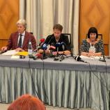Der „Fall Schwazer“: Eine unendliche Geschichte dürfte zu Ende sein. Von links Anwalt Gerhard Brandstätter, Alex Schwazer und Managerin Giulia Mancini. © ANSA / ANSA/GNEWS