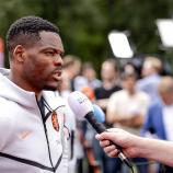 Der niederländische WM-Fahrer Denzel Dumfries wird Inter verlassen. © APA/afp / ROBIN VAN LONKHUIJSEN