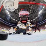 Der Puck ist drin: Jordan Staal (rechts, in schwarz) jubelt über den Treffer gegen Vegas. © APA / BRUCE BENNETT