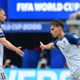 Edin Dzeko und Amar Dedic (r.) kämpfen um die K.o.-Phase. © APA/afp / FREDERIC J. BROWN