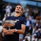 Endlich hat Alexander Zverev seine Grand-Slam-Trophäe. © APA/afp / JULIEN DE ROSA
