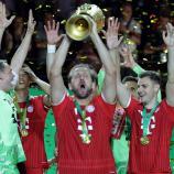 Harry Kane (Dritter von links) streckt den DFB-Pokal in die Höhe. © ANSA / CHRISTOPHER NEUNDORF