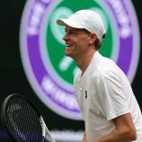Jannik Sinner ist gut gelaunt. © AFP / ADRIAN DENNIS