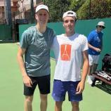 Jannik Sinner mit seinem Trainingspartner, hinten Coach Darren Cahill. © Instagram/filo_alfano