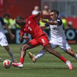 Canada's Ismael Kone (front) in a duel with Ivan Basic. © APA/afp / COLE BURSTON