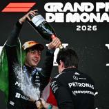 Kimi Antonelli celebrates his victory – and gives team boss Toto Wolff a champagne shower. © APA/afp / GABRIEL BOUYS