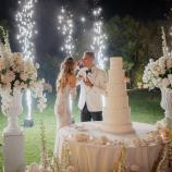 Manuel De Luca und seine Frau Melinda beim Verkosten der Hochzeitstorte. © Social Media