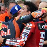 Marc Marquez (rechts) feierte erlöste sich in Ungarn. © APA/afp / FERENC ISZA