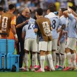 Marcelo Bielsa und sein Team bei einer Trinkpause. © APA / LARS BARON