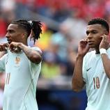 Michael Olise und Kylian Mbappe sind mit Frankreich der Topfavorit. © APA/afp / JEWEL SAMAD