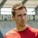 Miroslav Klose kommt als Nürnberg-Trainer mit dem Club nach Südtirol. © APA / DIETMAR STIPLOVSEK