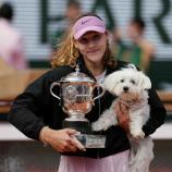 Mirra Andrejewa mit dem Siegerpokal und ihrem Hund „Rusty“. © APA/afp / DIMITAR DILKOFF