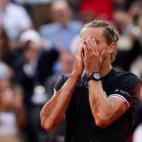 Nach dem French-Open-Triumph konnte Alexander Zverev sein Glück kaum fassen. © APA/afp / DIMITAR DILKOFF