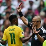 Red card: Referee Wilton Pereira Sampaio issued three dismissals. © APA/afp / CARL DE SOUZA