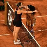 Sabalenka (links) und Osaka (rechts) lieferten sich ein gutes Match. © APA/afp / JULIEN DE ROSA
