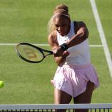 Serena Williams in Aktion: Die Legende ist zurück. © APA/afp / ADRIAN DENNIS