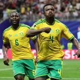 Teboho Mokoena (r.) sicherte Südafrika den ersten WM-Punkt. © ANSA / RONALD WITTEK