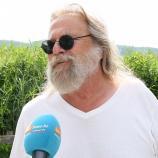 In Kaltern hatte sich die Deutsche Mannschaft 1990 auf die WM in Italien vorbereitet, damals gab es ein Happy End mit WM-Titel. Heute muss hingegen das Aus im Sechszehntelfinale im Elfmeterschießen gegen Paraguay verdaut werden. Reporter Ivo Zorzi hat sich am Camping St. Josef am Kalterer See unter den deutschen Gästen umgehört. © stol