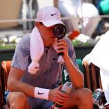 Völlig entkräftet: Jannik Sinner schied in der zweiten Runde von Paris auf. © ANSA / MOHAMMED BADRA