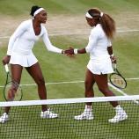Zehn Jahre nach diesem Foto werden Venus und Serena Williams wieder gemeinsam in Wimbledon aufschlagen. © APA/afp / ANDREW COWIE