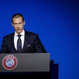 Aleksander Ceferin stellt sich gegen die Pläne der FIFA. © APA/afp / ROBIN VAN LONKHUIJSEN
