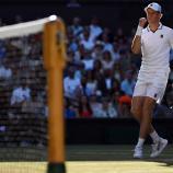 Alexander Zverev fordert Jannik Sinner im Endspiel von Wimbledon. © APA/afp / KIRILL KUDRYAVTSEV