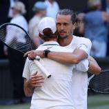 Alexander Zverev gratuliert Jannik Sinner. © APA/afp / HENRY NICHOLLS