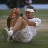Alexander Zverev hält sich das rechte Knie. © APA/afp / HENRY NICHOLLS
