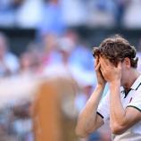 Nach seinem zweiten Karriere-Triumph in Wimbledon wartete auf Jannik Sinner ein wahrer Interviewmarathon. Dabei nahm er sich auch kurz Zeit, um mit unserem Redakteur Stefan Peer zu plaudern – natürlich im feinsten Südtiroler Dialekt. Hier hören Sie, was Sinner zu seinem Wimbledon-Sieg sagt. © stol