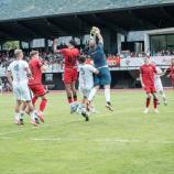 Bereits im vergangenen Jahr stand ein Testspiel zwischen dem FCI (in Rot) und einer VinschgauAuswahl an: Das Match endete mit 2:1 für die Profis.