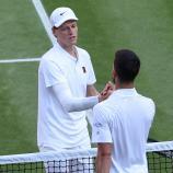Bereits vor einem Jahr standen sich Jannik Sinner und Novak Djokovic im Halbfinale von Wimbledon gegenüber. © ANSA / ADAM VAUGHAN