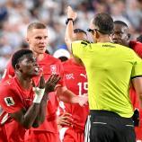 Breel Embolo (links) wurde des Feldes verwiesen. © ANSA / AMY KONTRAS