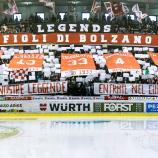 Die Fans des HC Bozen ziehen vier Trikotnummern zurück. © HC Bozen