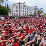 Les supporters norvégiens (présents à Miami avant le match) veulent continuer à ramer. © ANSA / RONALD WITTEK