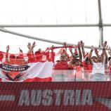 Die österreichischen Fans träumen von der Sensation. © APA/afp / ETIENNE LAURENT