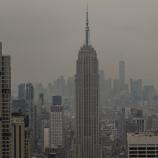 Die Skyline der Millionenmetropole war zeitweise in dichte Rauchschwaden gehüllt. © APA / DAVID RAMOS