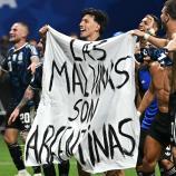 Die Spieler zeigten ein  Transparent mit der Aufschrift:  „Las Malvinas son Argentinas“ („Die Falkland-Inseln sind argentinisch“) © APA/afp / PAUL ELLIS
