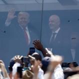 Donald Trump und Gianni Infantino gut geschützt in einer Box des WM-Stadions. © ANSA / WILL OLIVER