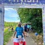 Ein glücklicher Christian Klotz hinter der Ziellinie der Ultra-Triathlon-WM in Colmar.