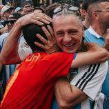 Ein tolles Bild: Vor dem WM-Finale feiern argentinische und spanische Fans in New York gemeinsam. © ANSA / OLGA FEDOROVA
