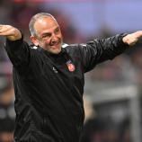 Ein Unikat im Profifußball: Heidenheim-Trainer Frank Schmidt. © AFP / THOMAS KIENZLE