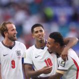 Englands Superstars Harry Kane (l.) und Jude Bellingham (zusammen mit Morgan Rodgers) wollen Argentinien stoppen. © APA/afp / PATRICIA DE MELO MOREIRA