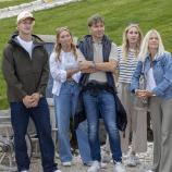 Für drei Tage zu Gast im Grödner Tal: Ski-Star Marco Odermatt mit seiner Freundin Stella, Papa Walter, seiner Schwester Alina und Mama Priska (von links). © Saslong Classic Club