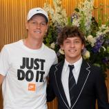 Gute Freunde: Jannik Sinner (links) mit Kimi Antonelli in Wimbledon. © wimbledon