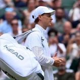 Jannik Sinner bereitet sich auf sein drittes Match in Wimbledon vor. © APA/afp / KIRILL KUDRYAVTSEV