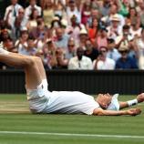 Jannik Sinner kann es nicht glauben: Er hat erneut in Wimbledon triumphiert. © ANSA / NEIL HALL